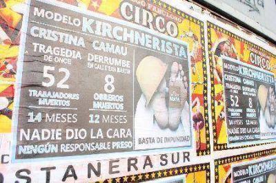 Camau m�s preocupado en hacer desparecer afiches que en atender a los familiares