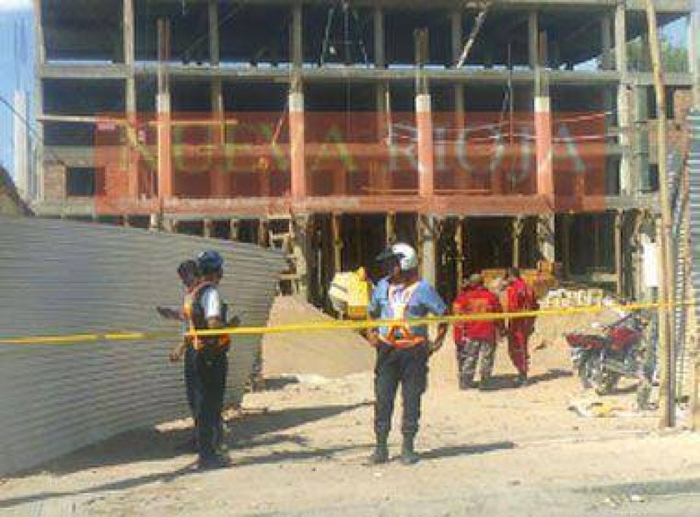 Un alba�il muri� al caer desde el tercer piso de un edificio