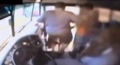 Violencia desmedida: Conductora de colectivo escolar le pega una patada a una nena autista