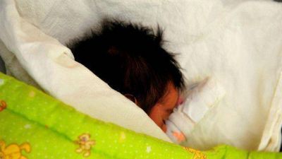 Bebito abandonado en una casa
