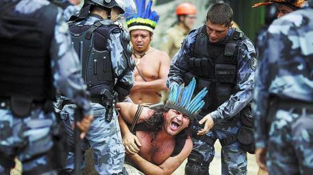 Plumas, arcos y flechas en una batalla campal en las afueras del Maracan�
