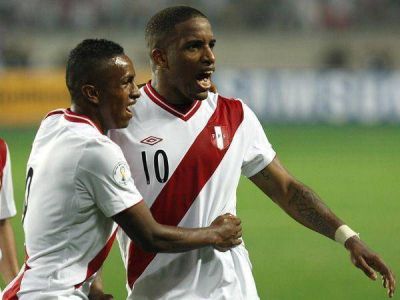 Per� venci� a Chile y se aleja del fondo