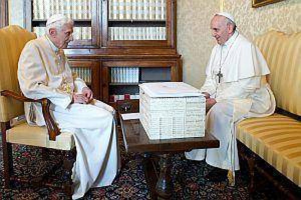 Hist�rico encuentro entre Francisco y Benedicto XVI