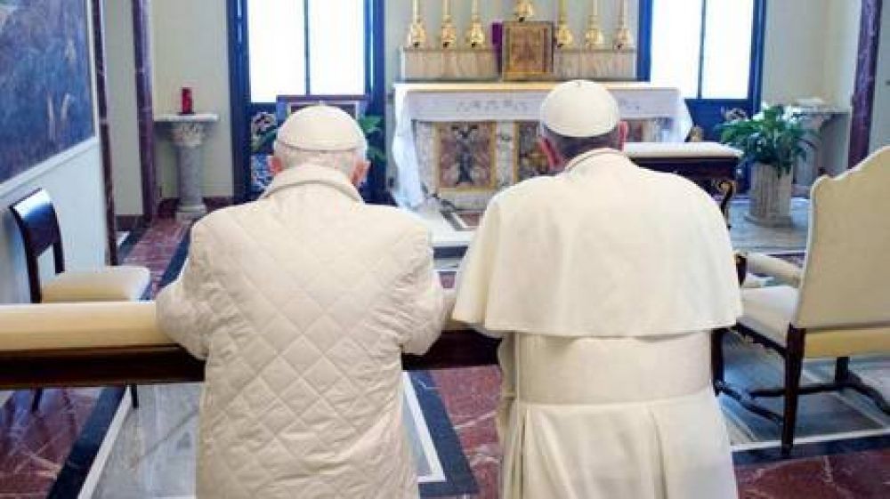 Francisco rez� a la par de Benedicto XVI y le dijo: "Somos hermanos"