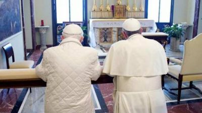 Francisco rez� a la par de Benedicto XVI y le dijo: "Somos hermanos"
