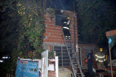 Bomberos sofocaron un incendio en el primer piso de una vivienda