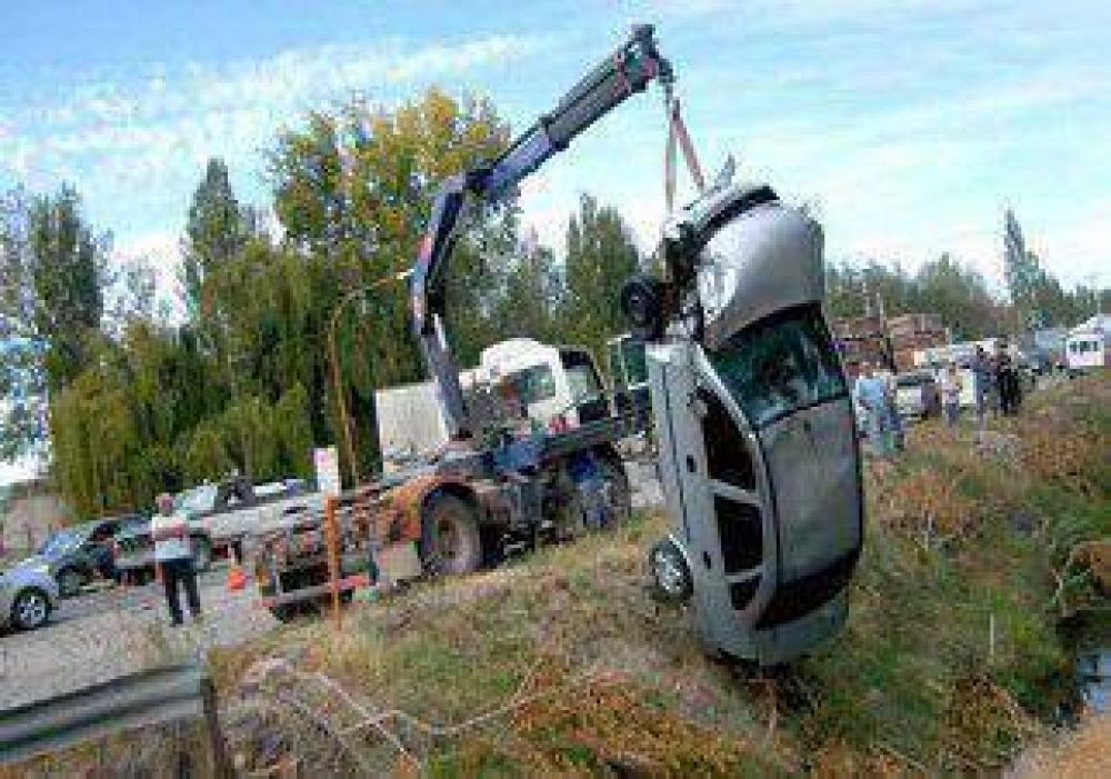 Termin� en el desag�e tras choque en la Ruta 151 