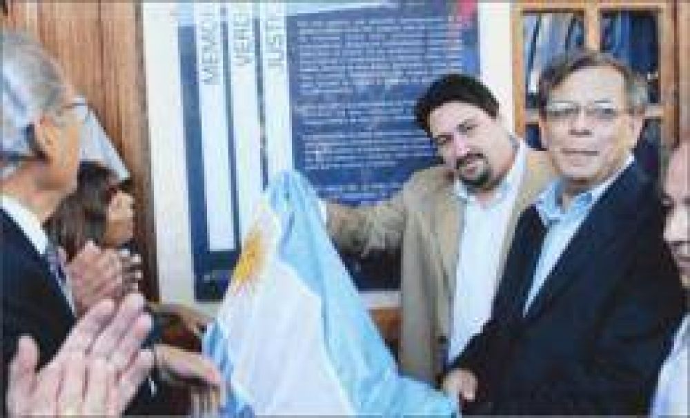 Closs instruy� al jefe de la Polic�a a retirar s�mbolos de homenaje a ex funcionarios de cualquier gobierno de facto