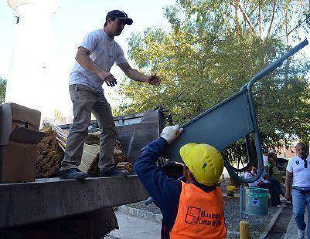 Se entregaron 3 mil herramientas a las cooperativas de Lomas
