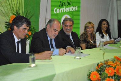Colombi puso en funcionamiento el Instituto de Formaci�n Docente, firm� convenio y entreg� subsidios