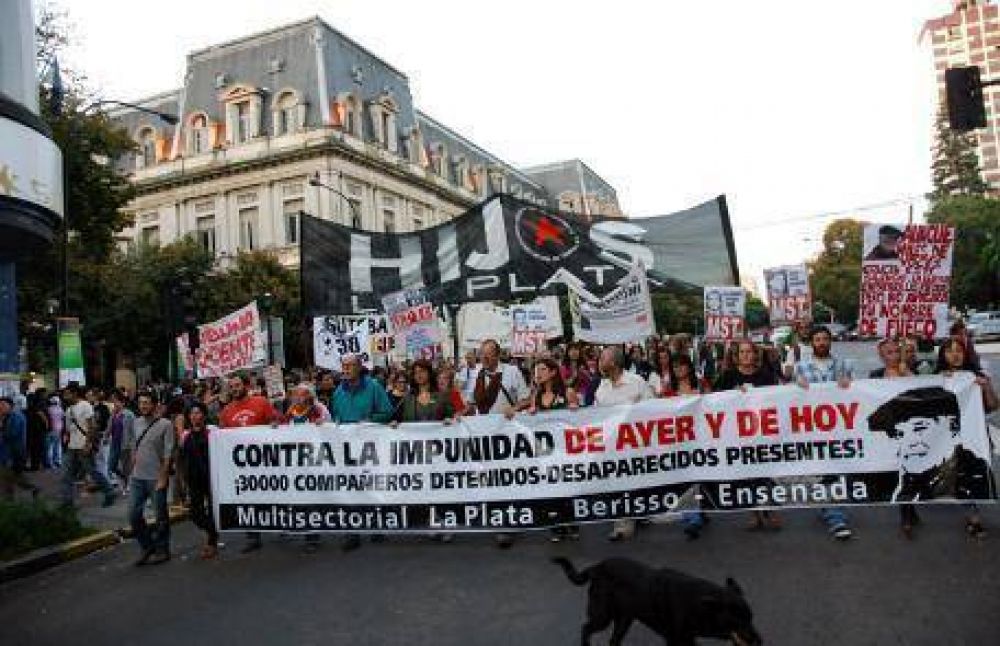Miles de platenses marcharon por los desaparecidos
