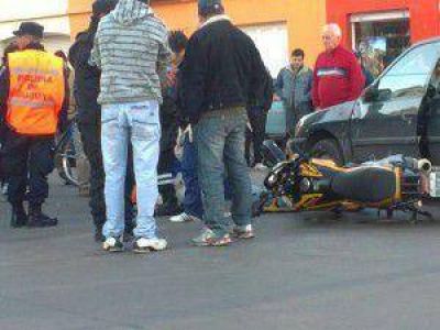 Mujer lesionada al ser embestida por una moto