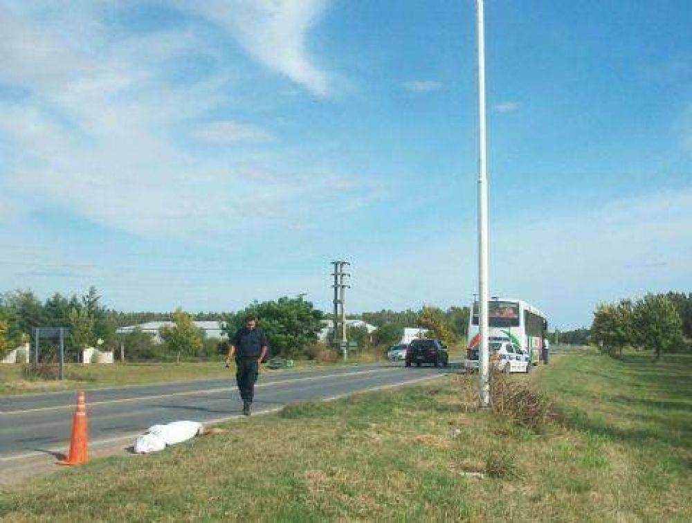 Se cay� de un auto y lo atropell� un colectivo