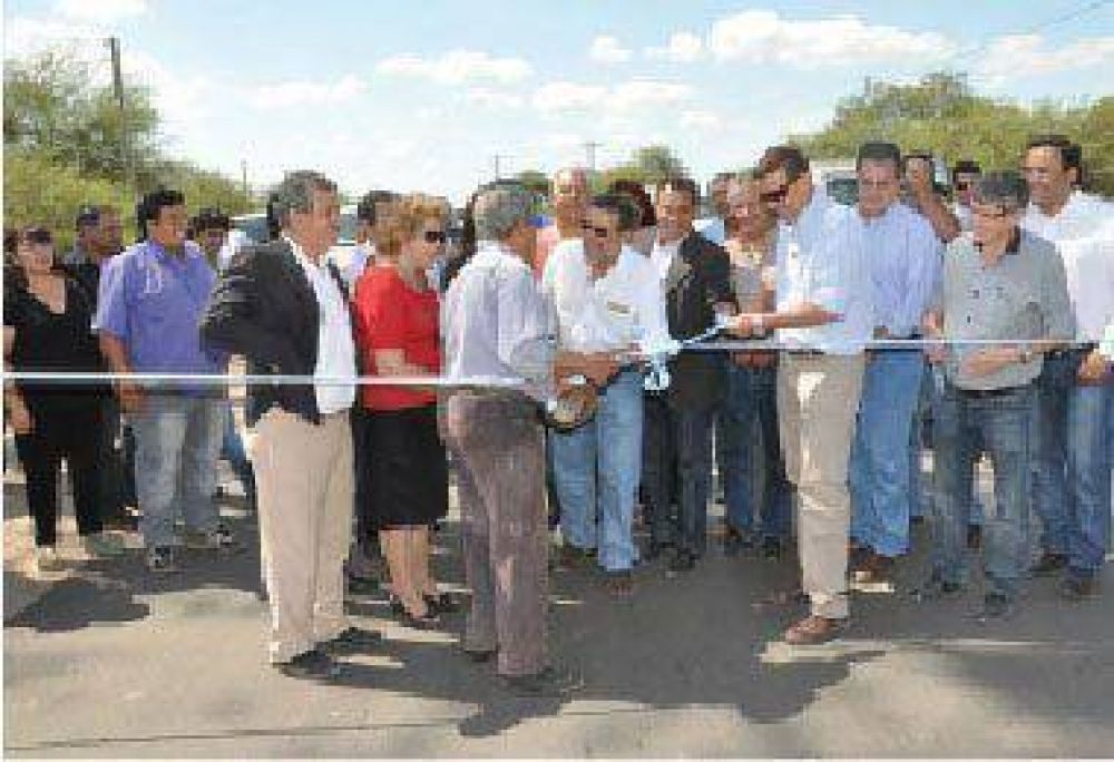 El Gobernador inaugur� camino en la colonia Ortiz de Ocampo