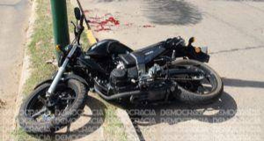 Un hombre herido de gravedad al chocar en moto con un auto en Benito de Miguel