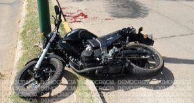 Un hombre herido de gravedad al chocar en moto con un auto en Benito de Miguel