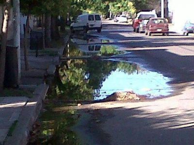 Reclamo vecinal por una perdida desmesurada de agua potable en el centro
