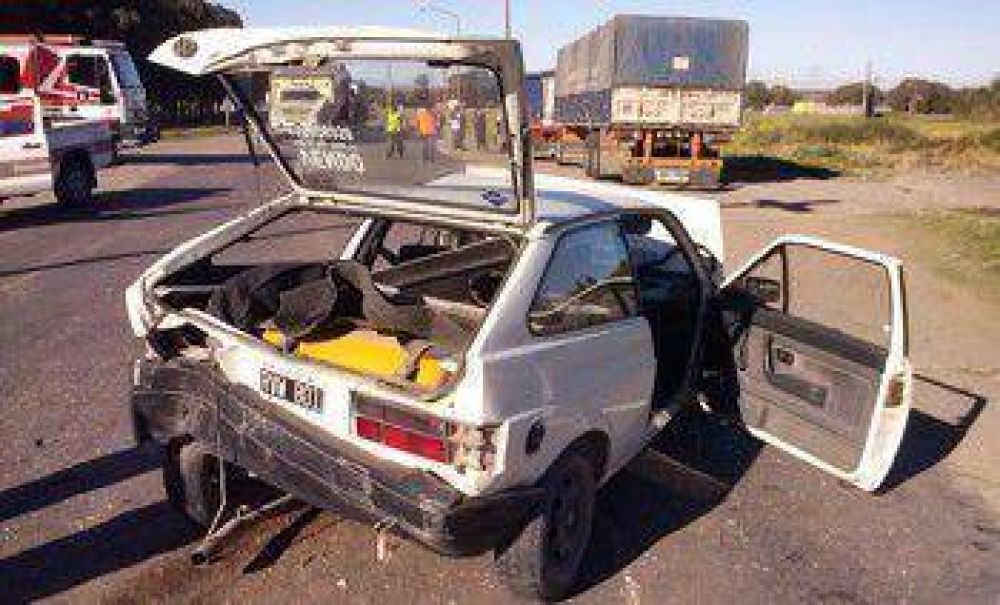 Un cami�n sin frenos choc� de frente contra un auto: dos heridos