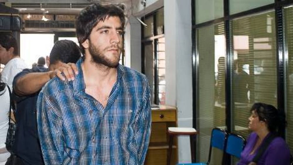 J�venes se constituyen como querellantes contra Kotler