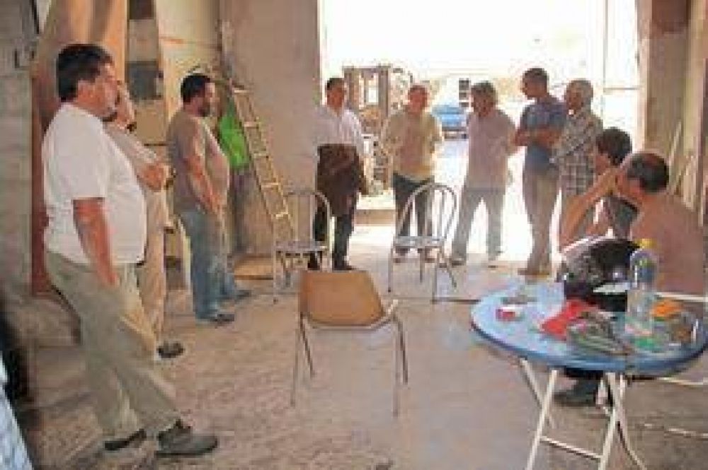 Inza visit� en la papelera a los trabajadores de la Cooperativa Pachi Lara