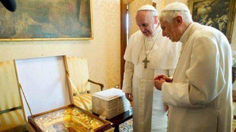 Encuentro hist�rico: Francisco y Benedicto XVI rezaron juntos