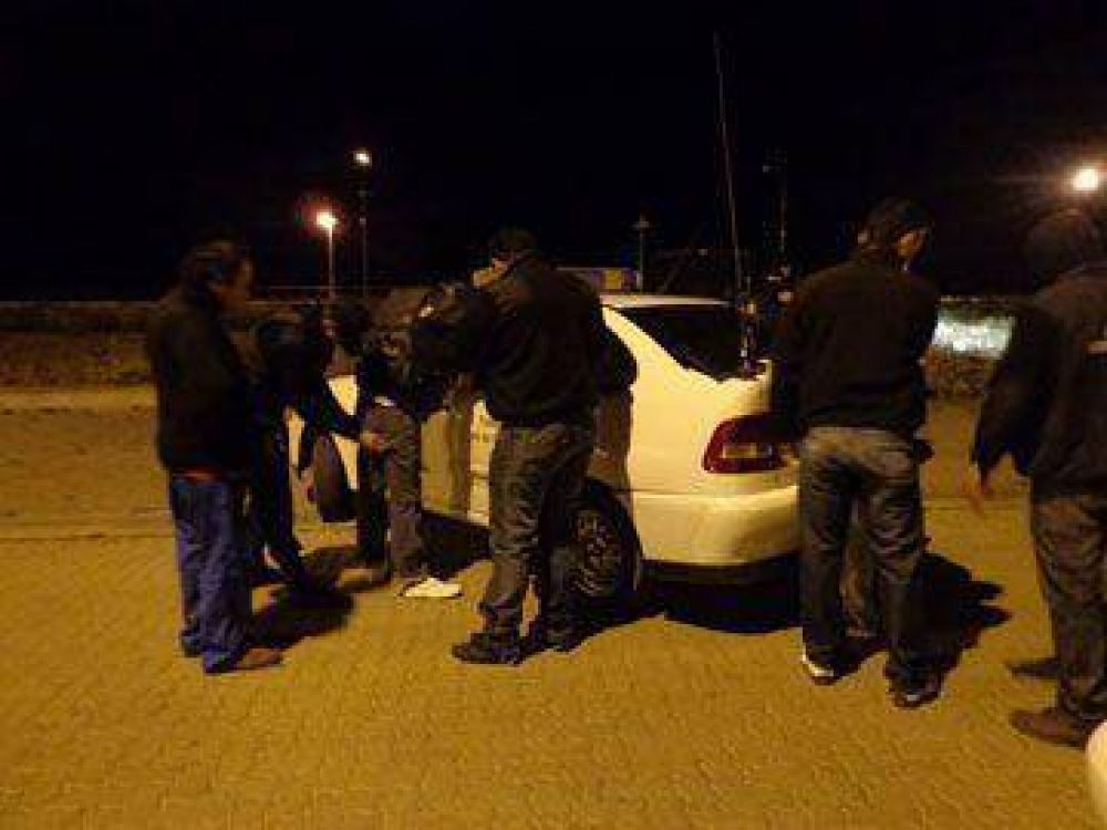 Los detienen con un arma y elementos sospechosos