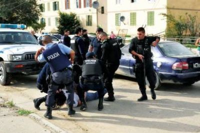 Le gatill� a la cabeza de un polic�a y el arma se trab�