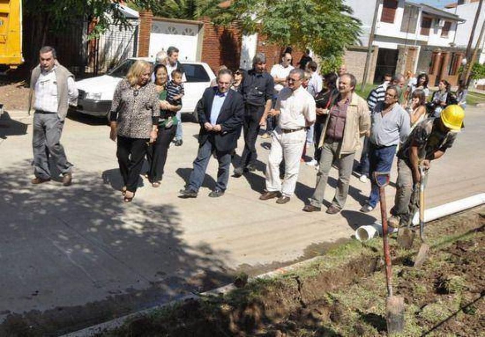 La jefa comunal Giroldi y los vecinos recorrieron y comprobaron el avance de las obras de cloacas