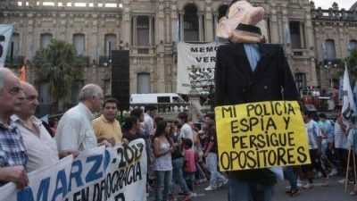 Oficialistas y opositores recordaron, por separado, a los 30 mil desaparecidos