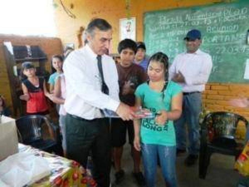 Educaci�n llev� �tiles y libros a chicos de comedor escolar