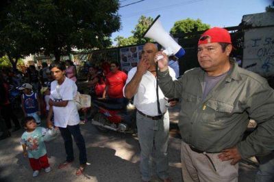 Un �escrache� a la UCR por el 24 de marzo agreg� otro elemento de tensi�n pol�tica