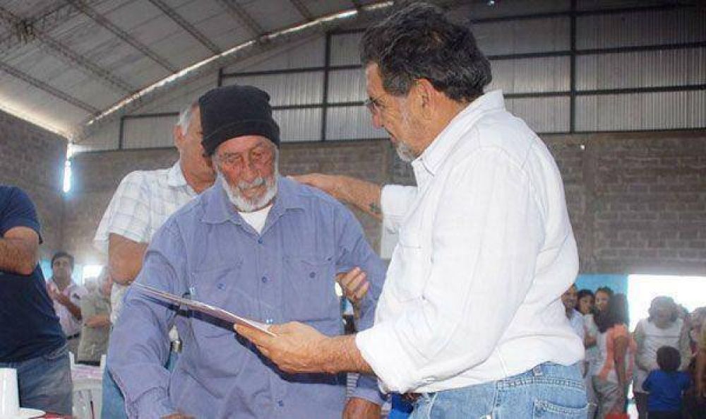 Beder entreg� 50 escrituras a vecinos de Catuna