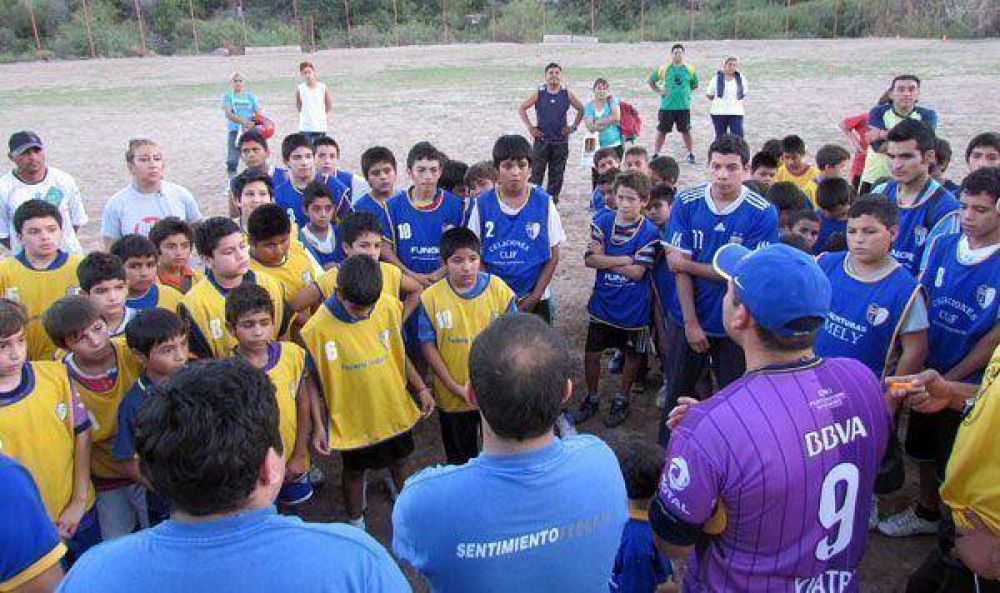 Entrega de elementos deportivos y kits escolares a escuela de f�tbol