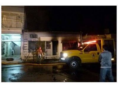 Una familia se salv� de un voraz incendio