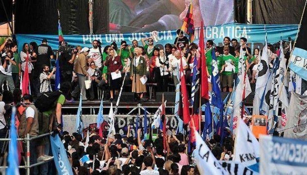 Oficialismo y oposici�n marcharon a Plaza de Mayo