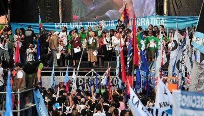 Oficialismo y oposici�n marcharon a Plaza de Mayo