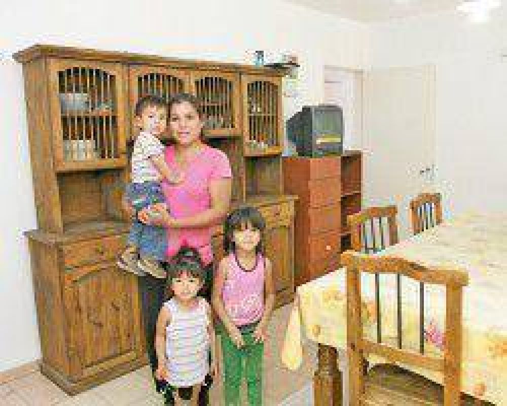 Olga �vila y sus tres hijitos ya est�n viviendo bajo un techo digno tras la intervenci�n del ministro Molina