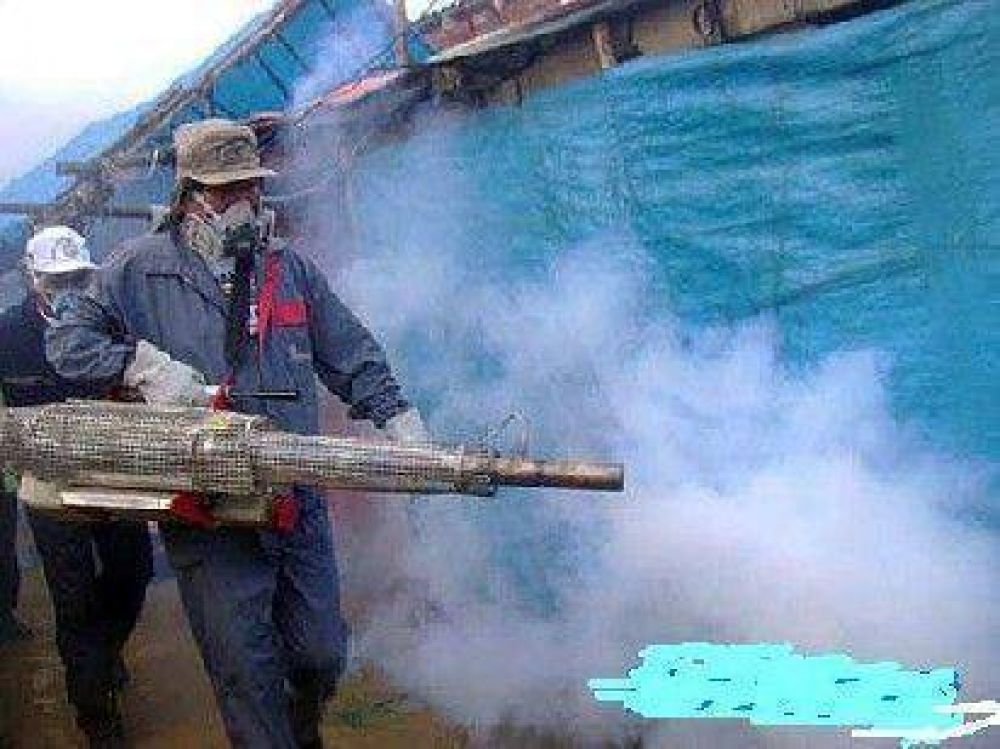 El ex intendente Hugo Avila encabeza cuadrilla que fumiga escuelas