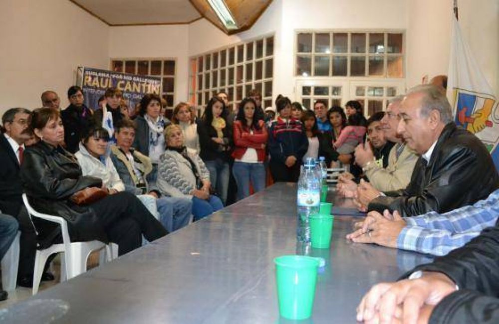 Ministro de Defensa Arturo Puricelli mantuvo una charla con militantes