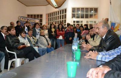 Ministro de Defensa Arturo Puricelli mantuvo una charla con militantes
