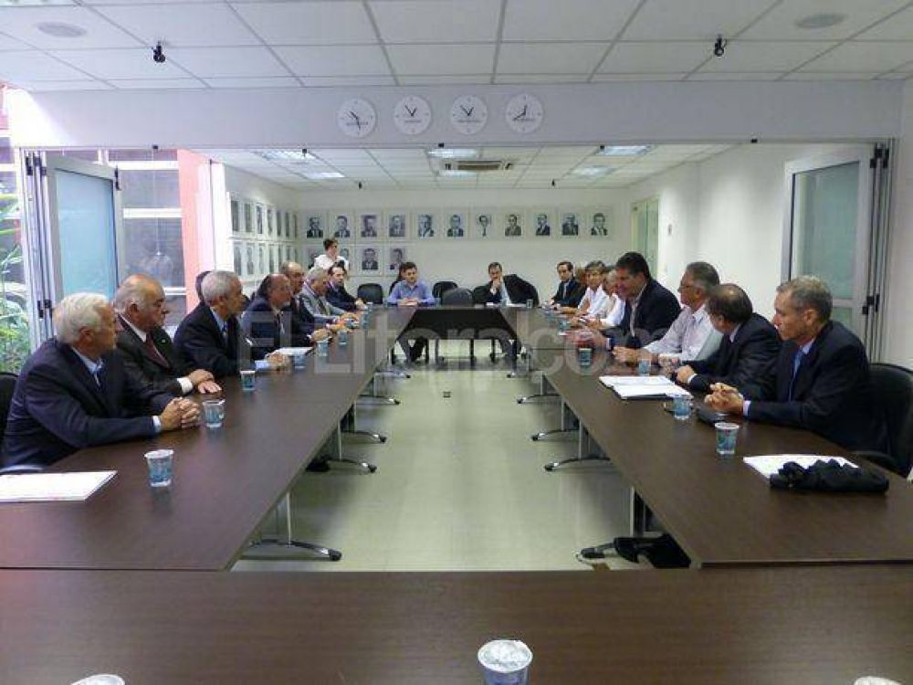 Entidades empresariales de Santa Fe visitaron el puerto de Paranagu�  