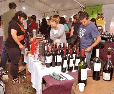 El agua cort� la fiesta del vino en Villa Ventana