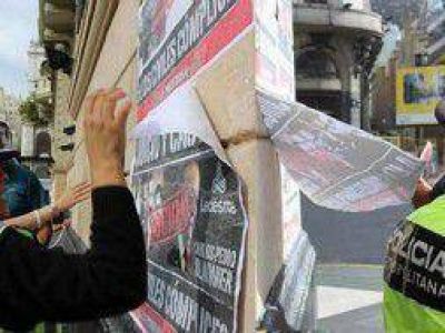Cr�ticas a la Polic�a Metropolitana por arrancar carteles de "Juicio y Castigo" durante el D�a de la Memoria