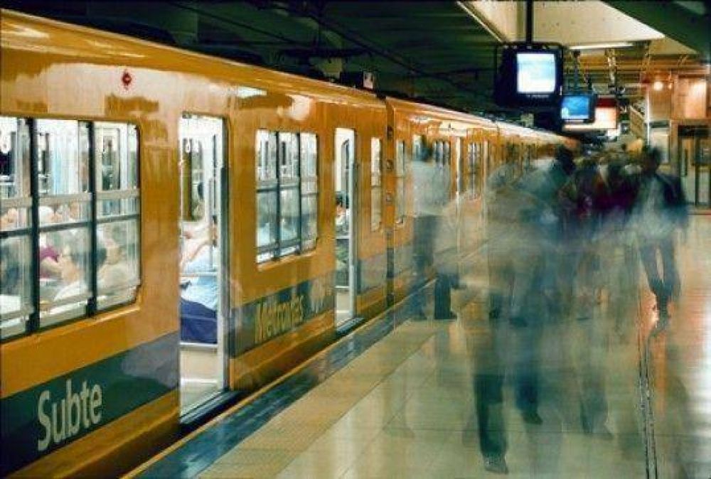 Ordenan al Gobierno de la Ciudad suspender el aumento del subte