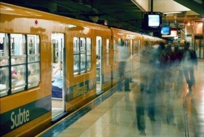 Ordenan al Gobierno de la Ciudad suspender el aumento del subte