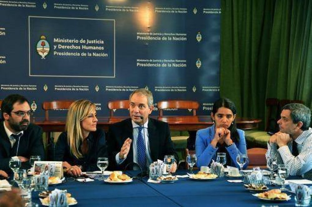 Alak: "Defender el dominio nacional del suelo argentino es custodiar nuestra soberan�a"