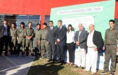 El gobernador remarc� el complemento de inversi�n p�blica-privada al inaugurar f�bricas en Puerto Tirol