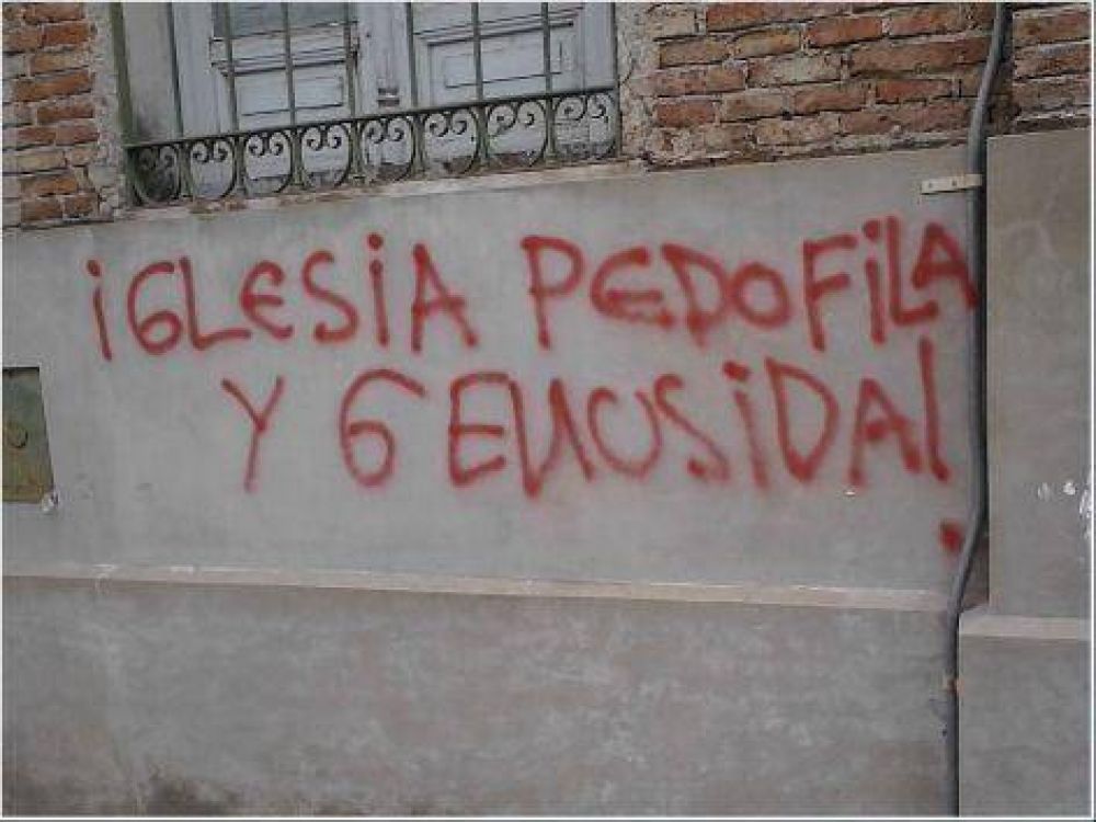 Otra vez aparecieron pintadas en las paredes de la iglesia La Piedad 