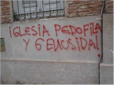 Otra vez aparecieron pintadas en las paredes de la iglesia La Piedad 