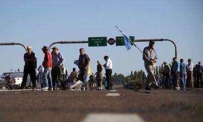 Los ex trabajadores de YPF volver�n a cortar la Ruta 40 este martes